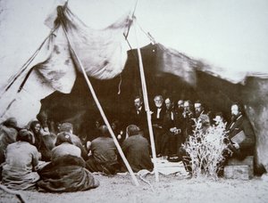 Generaal William T. Sherman (1820-91) presideert bij het Verdrag van Fort Laramie met Chief Red Cloud, april 1868 door Alexander Gardner