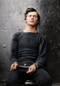 Lewis Powell in polsboeien aan boord van de USS Saugus, 1865