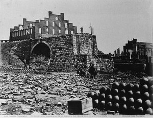 Ruïnes van een arsenaal, Richmond, Virginia, april 1863 (albumineprint van collodionnegatief) door Alexander Gardner
