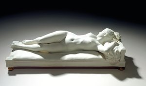 Sevres biscuit beeld van een liggende naakte, 