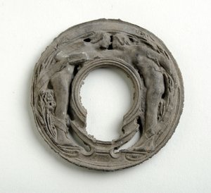 Maquette voor een hanger met een arabesk schild (gebronsd gips) door Alfred Gilbert