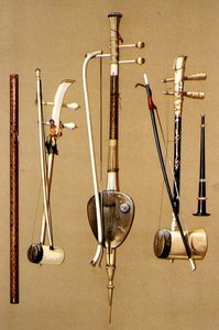 Een khlui, drie so sam sai met strijkstokken en een pi, Thaise instrumenten uit 