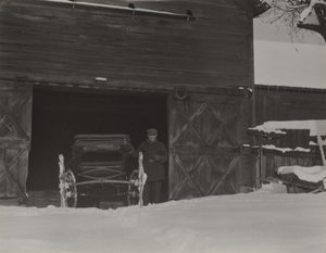 Schuur, koets en sneeuw door Alfred Stieglitz