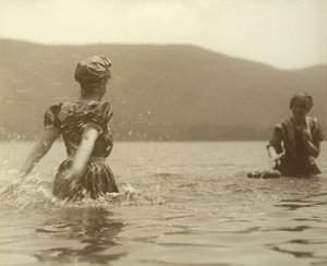Emmy en Selma, Lake George, 1899 door Alfred Stieglitz
