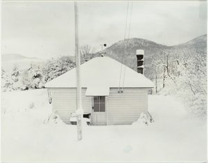 Eerste sneeuw en het kleine huis, 1923 door Alfred Stieglitz