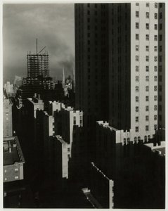 Vanuit mijn raam in het Shelton, West, 1931 door Alfred Stieglitz