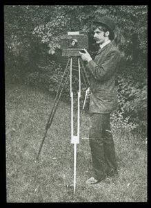 Zelfportret met camera, statief en pistool