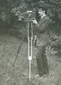 Zelfportret met camera, statief en pistool, 1886