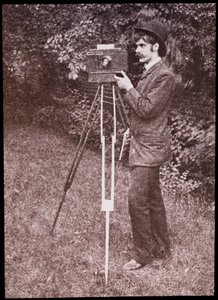 Zelfportret met camera, statief en pistool