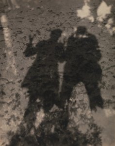 Schaduwen in het meer door Alfred Stieglitz