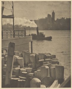 De stad aan de overkant van de rivier door Alfred Stieglitz