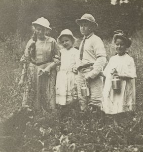 Zonder titel (Flora, Elizabeth, Howard & Kitty in Lake George veld) door Alfred Stieglitz