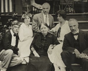 Zonder titel (Stieglitz, Agnes, moeder Hedwig, Julius, Selma en Lee op Oaklawn trappen) door Alfred Stieglitz
