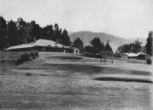 18e Hole en Clubhuis, Golfbanen, Nuwara Eliya, Hoogte 6.200 voet, ca. 1890, 1910 door Alfred William Amandus Plate