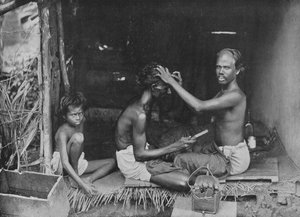 Een scheerbeurt in Ceylon, ca. 1890, 1910