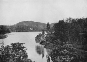 Een Hoek van Nuwara Eliya Meer, ca. 1890, 1910 door Alfred William Amandus Plate