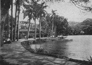 Kandy Lake en Drive, ca. 1890, 1910 door Alfred William Amandus Plate