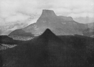 De schaduw van Adams Peak en Bible Rock. Genomen vanaf de top bij zonsopgang, c1890, 1910 door Alfred William Amandus Plate
