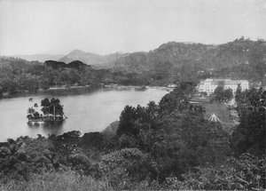 Uitzicht op Kandy Lake vanaf Lady Hortons Drive, Kandy, c1890 door Alfred William Amandus Plate