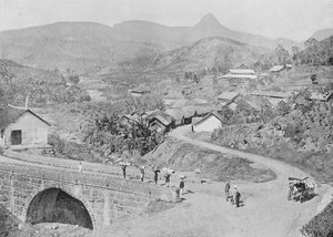 Uitzicht op Maskeliya met Adams Peak, ca. 1890, 1910 door Alfred William Amandus Plate