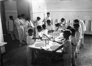 Villa Rosa Maltoni Mussolini: kinderen die zich wassen voor het slapengaan door Fratelli Alinari
