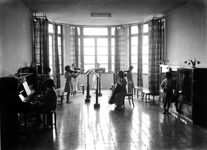 Villa Rosa Maltoni Mussolini: vrouwelijke studenten tijdens een muziekles