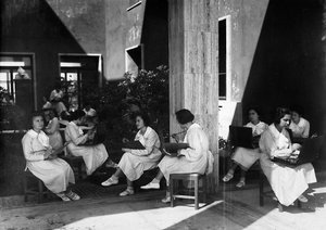 Villa Rosa Maltoni Mussolini: vrouwelijke studenten tijdens een schilderles door Fratelli Alinari