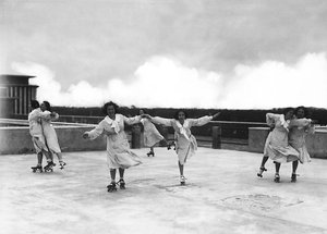Villa Rosa Maltoni Mussolini: vrouwelijke studenten tijdens een schaatsles door Fratelli Alinari