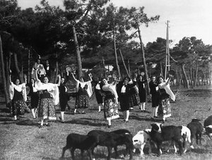 Villa Rosa Maltoni Mussolini: groep adolescenten in traditionele Napolitaanse kostuums (zw/w foto)