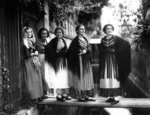 Villa Rosa Maltoni Mussolini: groep adolescenten in traditionele Venetiaanse kleding door Fratelli Alinari