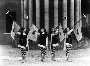 Villa Rosa Maltoni Mussolini: groep jonge meisjes verkleed als pageboys door Fratelli Alinari