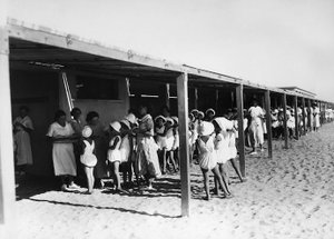 Villa Rosa Maltoni Mussolini: maaltijdverdeling op het strand door Fratelli Alinari