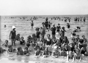 Villa Rosa Maltoni Mussolini: zomerkampstudenten, poserend tijdens het zwemmen (zw/w foto) door Fratelli Alinari