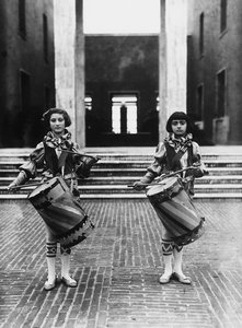 Villa Rosa Maltoni Mussolini: twee jonge meisjes verkleed als page