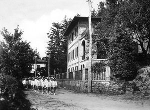 Villa Rosa Maltoni Mussolini: jonge vrouwelijke studenten tijdens een wandeling door Fratelli Alinari