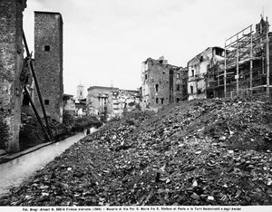 Tweede Wereldoorlog: Uitzicht op het puin op Via Por Santa Maria tussen Santo Stefano al Ponte en de Torens van de Baldovinetti en Amidei in Florence, na het bombardement. Deze foto maakte vroeger deel uit van de Brogi-collectie, maar behoort nu tot de Ali