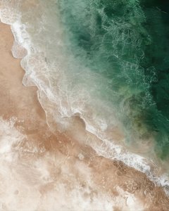 Smaragdgroene golven langs de kust