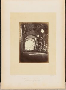 Het Paleis van Justitie in brand. Interieur van de Salle des Pas-Perdus. door Alphonse J. Liébert