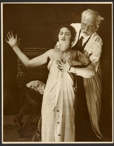[Alphonse Mucha in kostuum met dochter Jaroslava als model voor de poster, "De Forest Phonofilm" de eerste "talkie" vertoond in de Bio Adria bioscoop (Praag), Zbiroh, Bohemen]. door Alphonse Maria Mucha