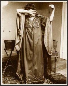[Vrouwelijk model staat met één hand boven haar gezicht en houdt een bol in de andere]. door Alphonse Maria Mucha