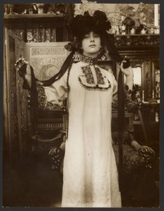 [Vrouwelijk model in een lang wit gewaad en een hoed met linten, Parijs]. door Alphonse Maria Mucha