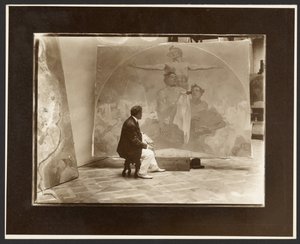 [Zelfportret van Alphonse Mucha aan het werk aan "Lunette, Door Kracht naar Vrijheid, Door Liefde naar Eenheid!" voor de Burgemeesterszaal Gemeentehuis, Praag]. door Alphonse Maria Mucha