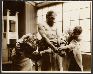 [Drie modellen poserend voor de "Symbolische Groep" in de afbeelding, "Het feest van St. Vitus in Rügan," uit de "Epos van de Slaven Cyclus, Zbiroh, Bohemen"]. door Alphonse Maria Mucha