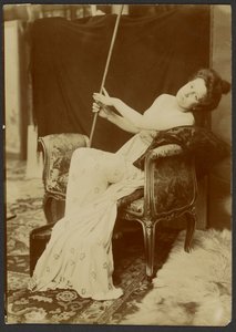 [Vrouw boetseert op een bankje] door Alphonse Maria Mucha
