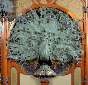 Art Nouveau: interieurdecoratie van de winkel van juwelier Georges Fouquet in Parijs: beeldhouwwerk van pauwen in brons door Alphonse Mucha