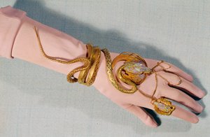 Armband en ring van actrice Sarah Bernhardt door Alphonse Mucha