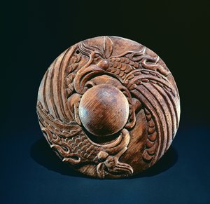 Rondel versierd met twee griffioenen, Altai nomadisch