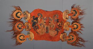 Zadelhoes versierd met griffioenen die berggeiten aanvallen