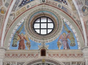 Engelen met schilden die guirlandes vasthouden door Ambrogio da Fossano
