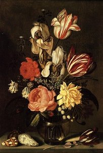 Gemengde bloemen op een richel met schelpen en een vlieg